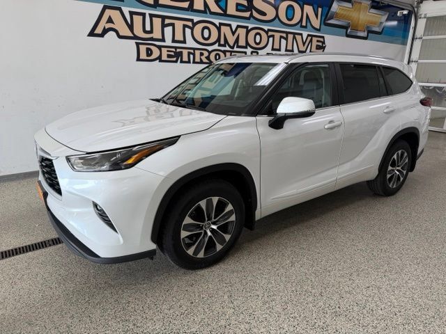 Used 2023 Toyota Highlander XLE AWD/4WD image 1