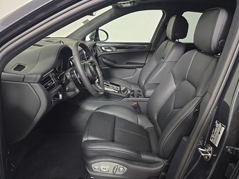 Certified 2026 Porsche Macan AWD/4WD image 5