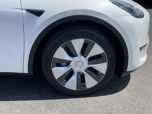 Used 2021 Tesla Model Y 2WD image 32