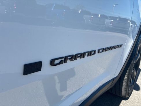 Used 2023 Jeep Grand Cherokee Altitude AWD/4WD image 15