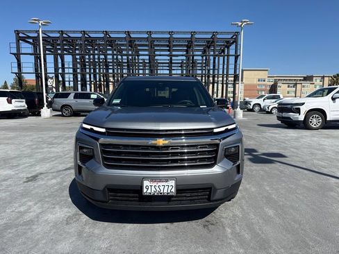 Used 2025 Chevrolet Traverse LT w/ Driver Confidence Package AWD/4WD image 2