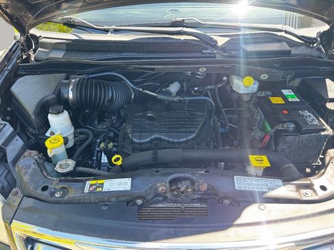 Used 2013 Chrysler Town & Country Touring FWD image 13