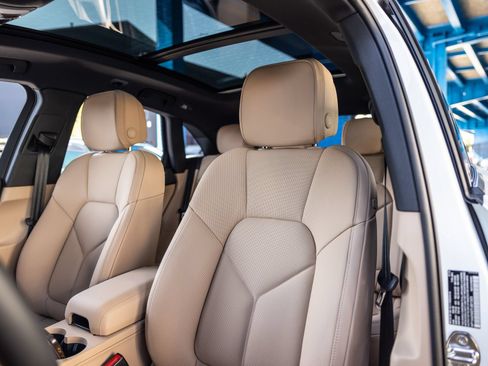 Certified 2026 Porsche Macan AWD/4WD image 5
