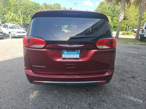 Used 2017 Chrysler Pacifica Touring-L w/ Tire & Wheel Group FWD image 5