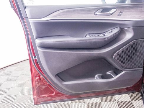 New 2025 Jeep Grand Cherokee Limited image 15