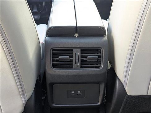 Used 2022 Nissan Rogue SV w/ SV Premium Package image 18