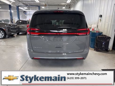 Used 2022 Chrysler Pacifica Touring-L image 11