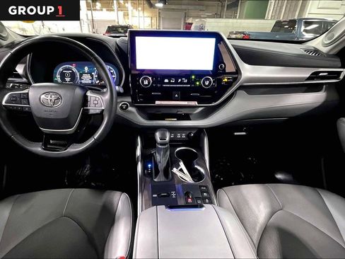 Used 2025 Toyota Highlander Platinum AWD/4WD image 16