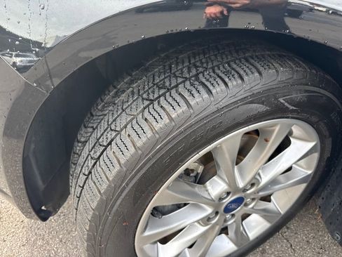 Used 2017 Ford Fusion SE w/ Fusion SE Technology Package image 28