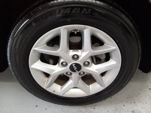 Used 2025 Kia Soul LX w/ LX Technology Package FWD image 4