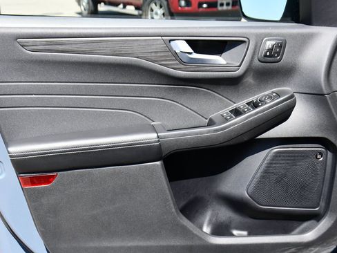 Used 2023 Ford Escape Platinum w/ Premium Technology Package AWD/4WD image 23