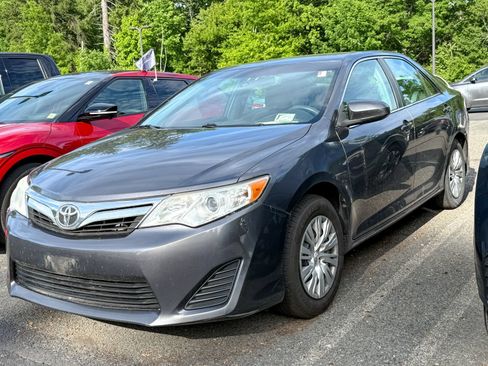 Used 2013 Toyota Camry LE w/ Preferred Accessory Pkg FWD image 9