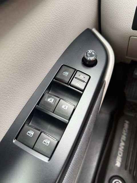 Used 2018 Toyota Highlander LE AWD/4WD image 17