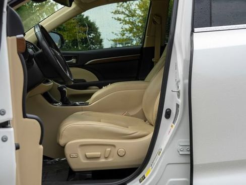 Used 2019 Toyota Highlander Limited FWD image 12