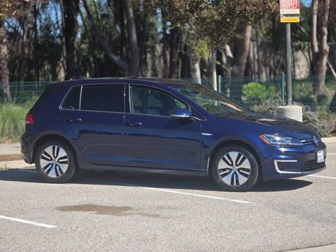 Used 2017 Volkswagen e-Golf SEL Premium image 3