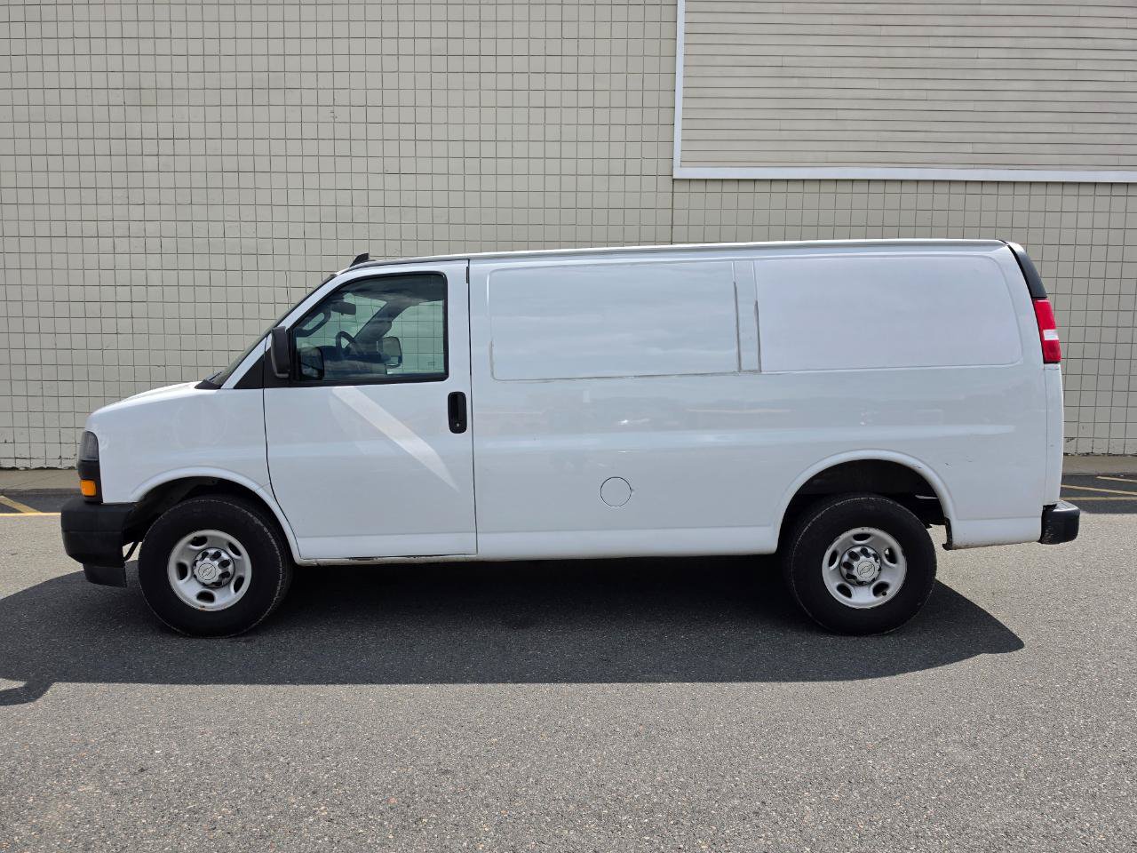 Used 2019 Chevrolet Express 2500 RWD image 4