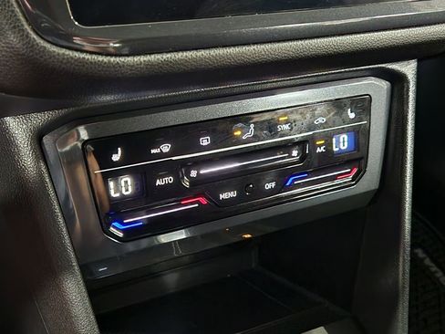 Used 2024 Volkswagen Tiguan SE R-Line image 35