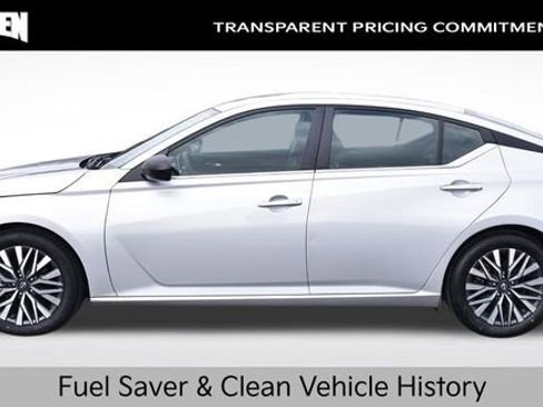 Used 2024 Nissan Altima 2.5 SV image 2