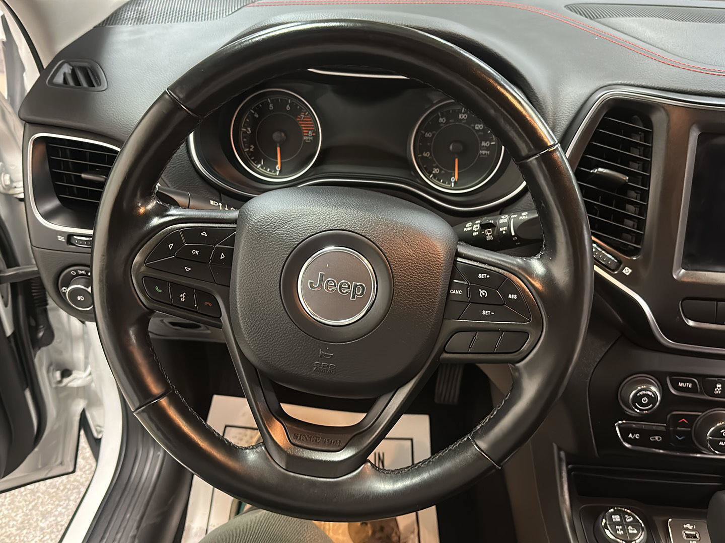 Used 2020 Jeep Cherokee Trailhawk w/ Comfort/Convenience Group AWD/4WD image 18