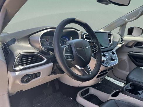 Certified 2024 Chrysler Pacifica Touring-L FWD image 19