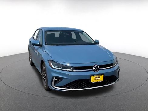 Used 2025 Volkswagen Jetta SE FWD image 3