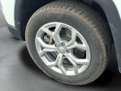 Used 2025 Jeep Compass Latitude image 20