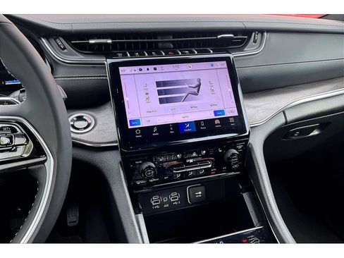 Used 2024 Jeep Grand Cherokee Overland AWD/4WD image 7