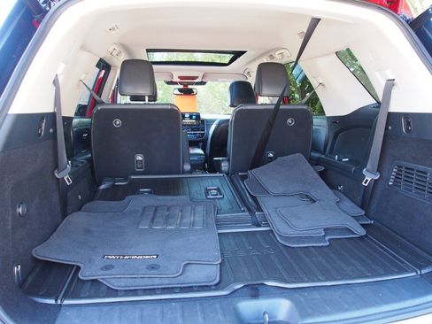 Used 2022 Nissan Pathfinder Platinum w/ Cargo Package FWD image 16