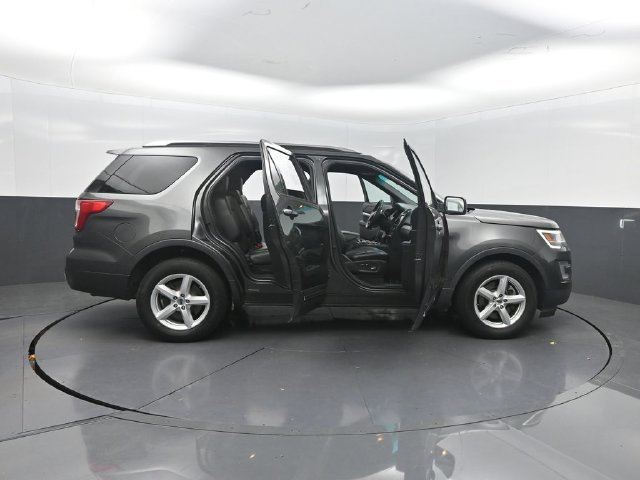 Used 2017 Ford Explorer XLT w/ Equipment Group 202A AWD/4WD image 32
