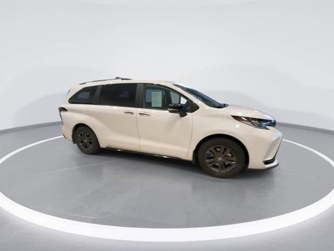 Used 2025 Toyota Sienna XSE w/ XSE Premium Package image 2