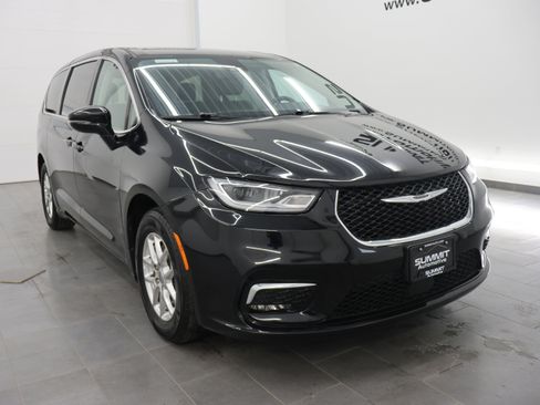 Used 2024 Chrysler Pacifica Touring-L FWD image 2
