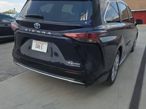 Used 2021 Toyota Sienna Platinum FWD image 6