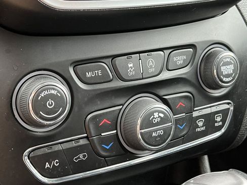 Used 2019 Jeep Cherokee Limited AWD/4WD image 29