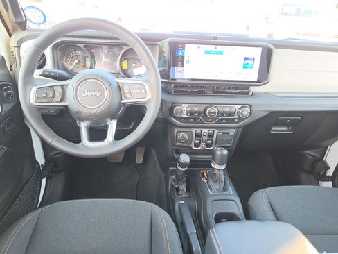 Used 2025 Jeep Wrangler Unlimited Sahara AWD/4WD image 7