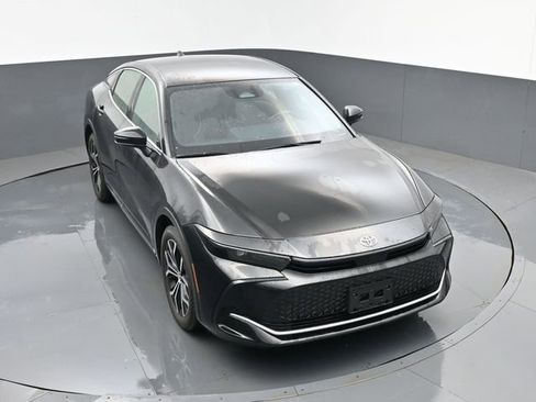 Used 2024 Toyota Crown XLE image 19