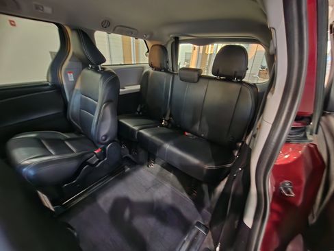 Used 2018 Toyota Sienna SE FWD image 24
