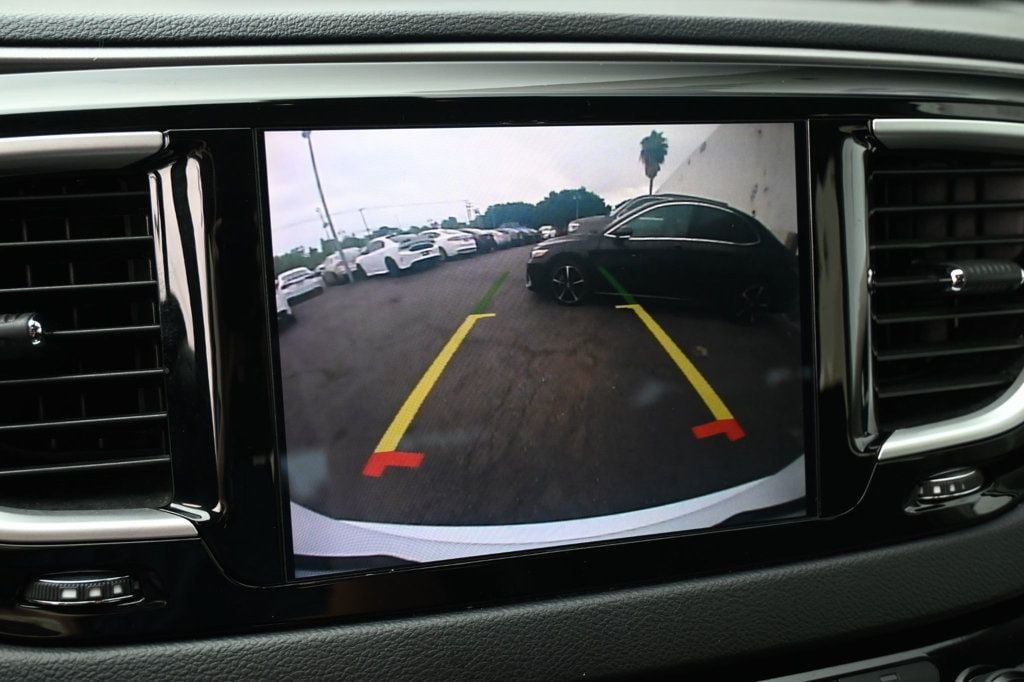 Used 2020 Chrysler Pacifica Touring w/ Tire & Wheel Group FWD image 11