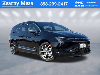New 2027 Chrysler Pacifica Pinnacle w/ Theater Group