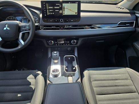 Used 2025 Mitsubishi Outlander SE FWD image 15