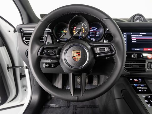 Certified 2025 Porsche Macan image 18