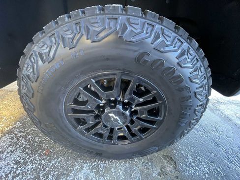 Used 2025 Chevrolet Silverado 2500 ZR2 w/ Technology Package image 33