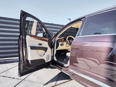 Used 2023 Bentley Bentayga Extended Wheelbase image 28