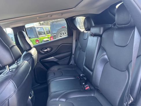 Used 2021 Jeep Cherokee Limited image 32