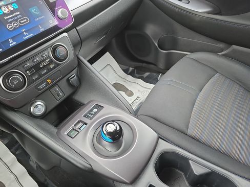Used 2025 Nissan Leaf S image 27