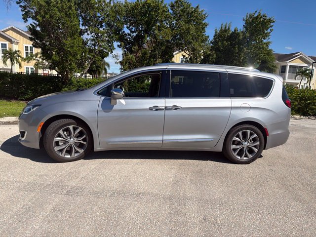 Used 2020 Chrysler Pacifica Limited w/ Tire & Wheel Group FWD image 3