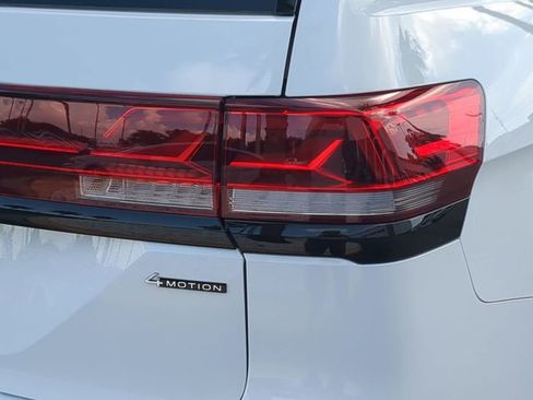 Used 2025 Volkswagen Atlas Peak Edition SE AWD/4WD image 8