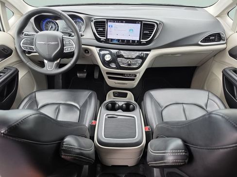 Used 2023 Chrysler Pacifica Touring-L FWD image 23