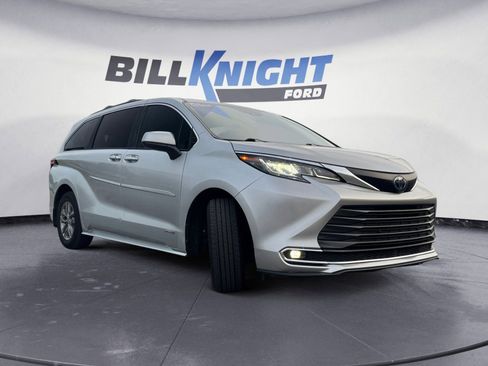 Used 2021 Toyota Sienna XLE image 7