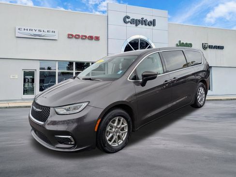 Used 2023 Chrysler Pacifica Touring-L FWD image 6