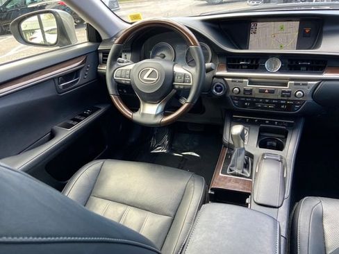Used 2017 Lexus ES 300h FWD image 12